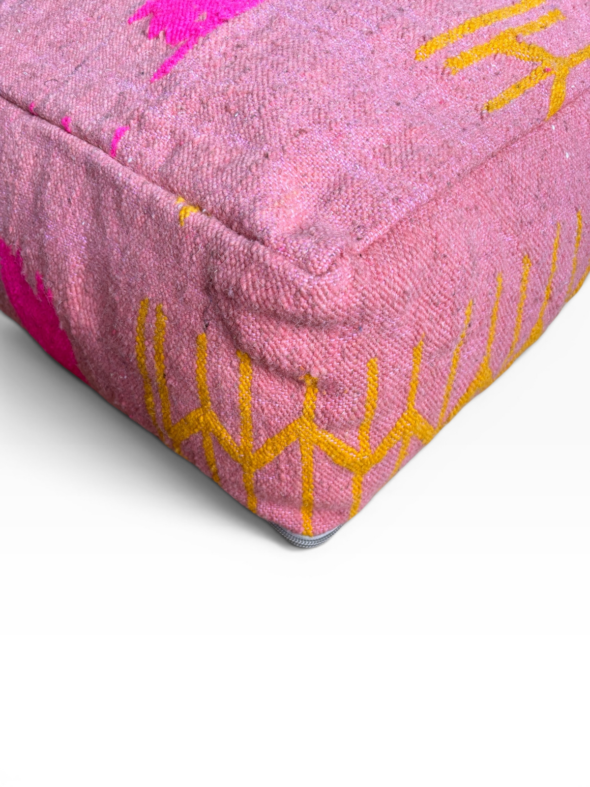 Nahaufnahme des LEY! Bodenkissens – Colorful Line – Terra VII mit gelben und rosa geometrischen Mustern auf weißem Hintergrund.