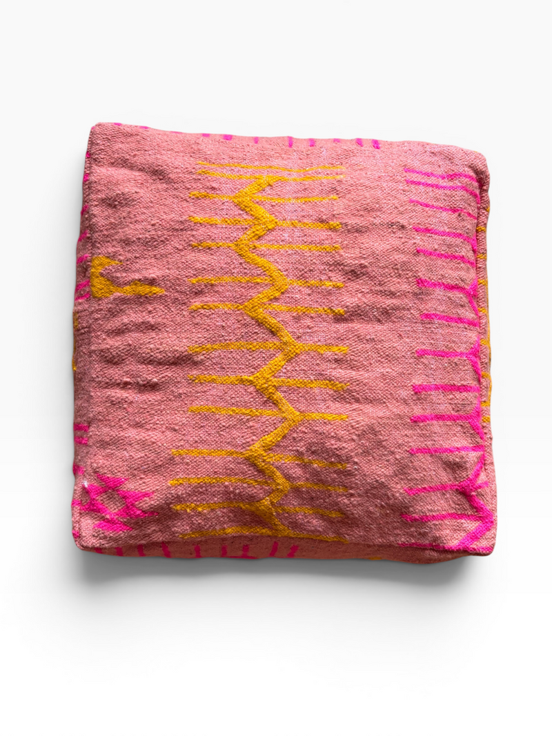 LEY! Bodenkissen – Colorful Line Terra IX: Quadratisches Kissen aus rosa und gelber Wolle mit Magenta- und Terrakotta-Akzenten.