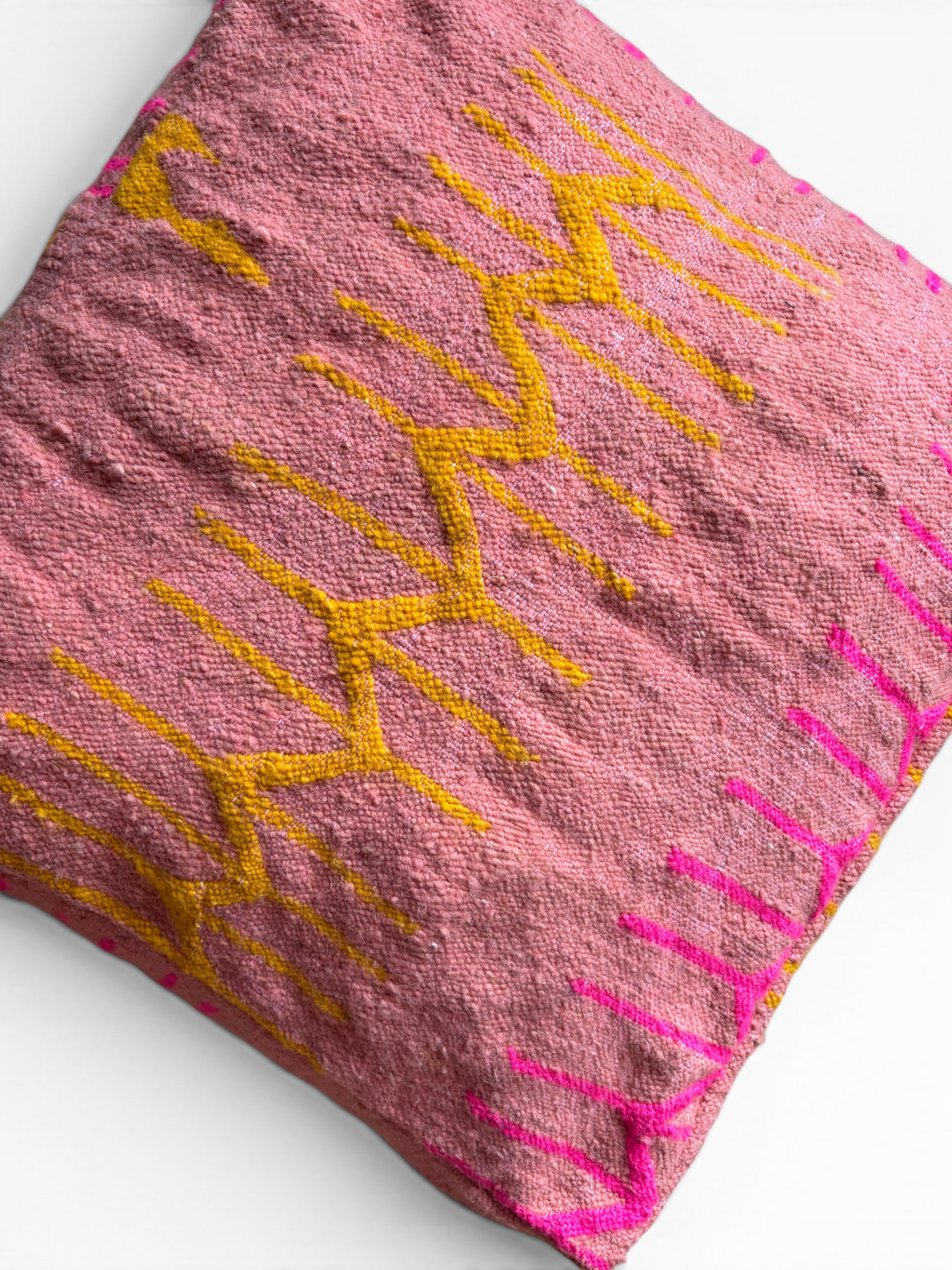 LEY! Bodenkissen – Colorful Line Terra IX mit rosa-gelben Streifen, aus gewebter Wolle, abgebildet auf weißem Hintergrund.
