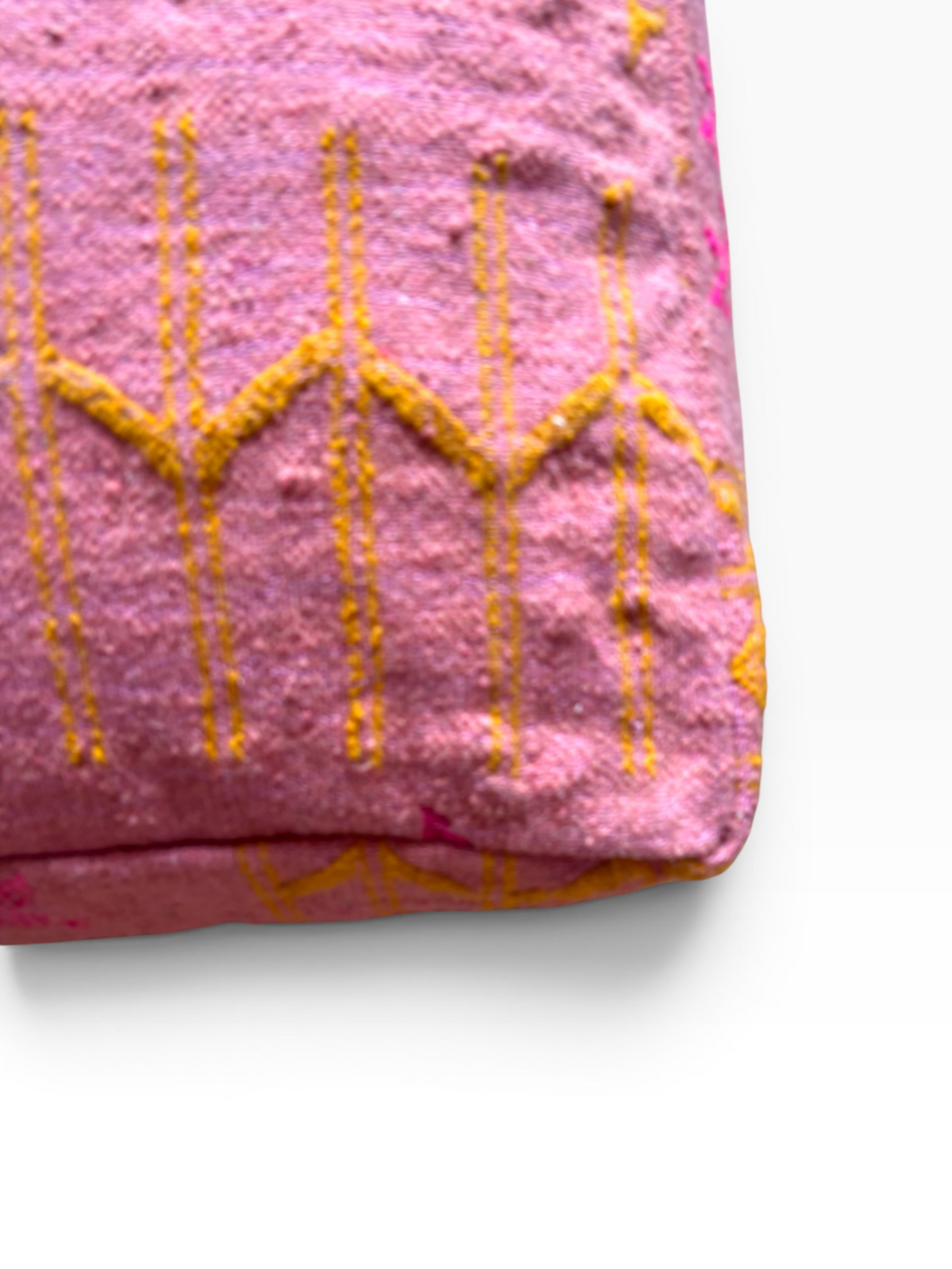 LEY! Bodenkissen – Colorful Line – Terracotta Edition, Terra X, rosa Kissen mit gelber Stickerei auf weißem Hintergrund.