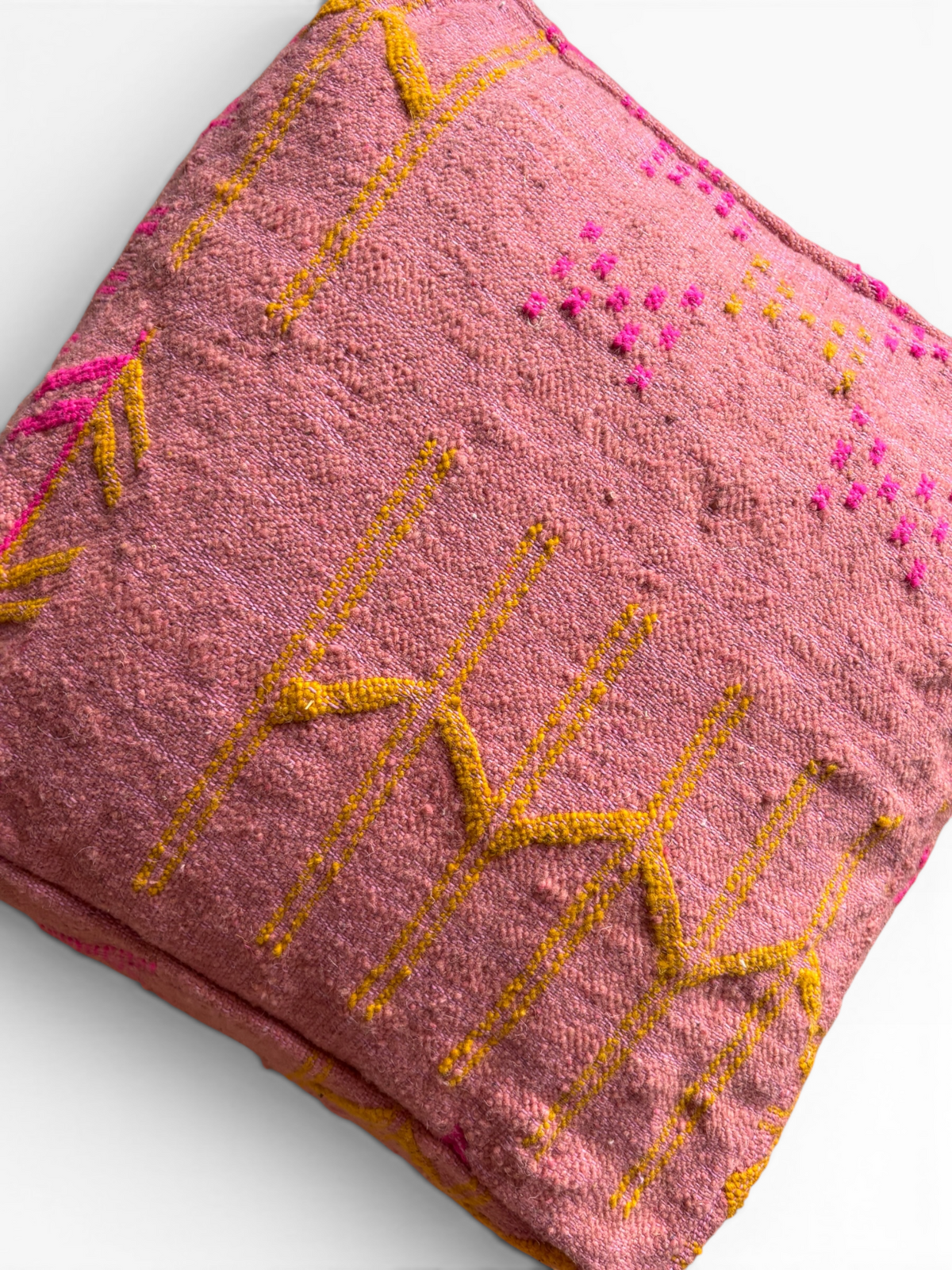 LEY! Bodenkissen – Colorful Line Terra X: Terrakotta-Kissen im Boho-Stil mit gelber und rosa Stickerei, Ansicht von oben.