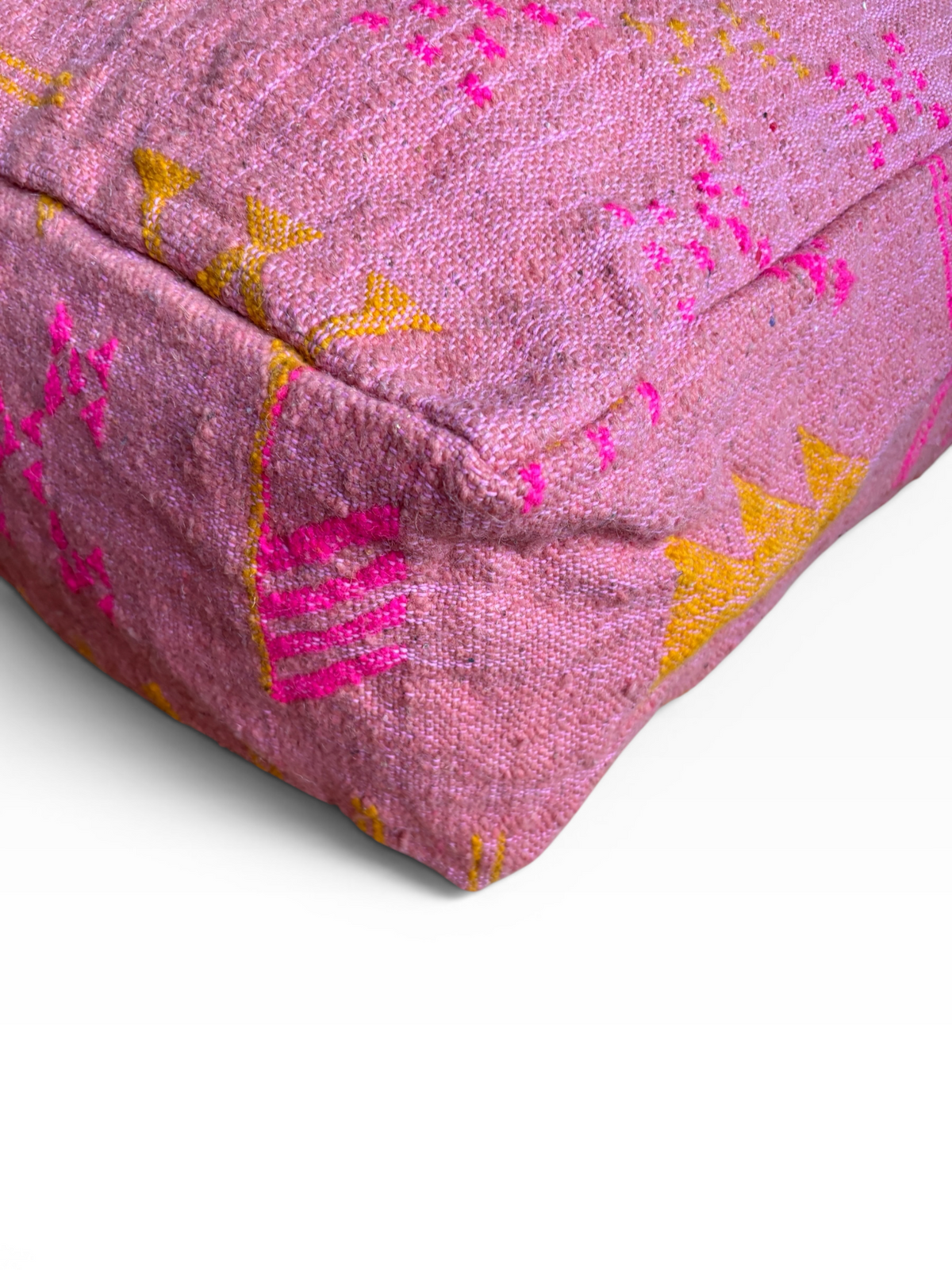 Nahaufnahme von LEY! Bodenkissen – Colorful Line – Terra X in Terrakotta mit geometrischen Mustern auf weißem Hintergrund.