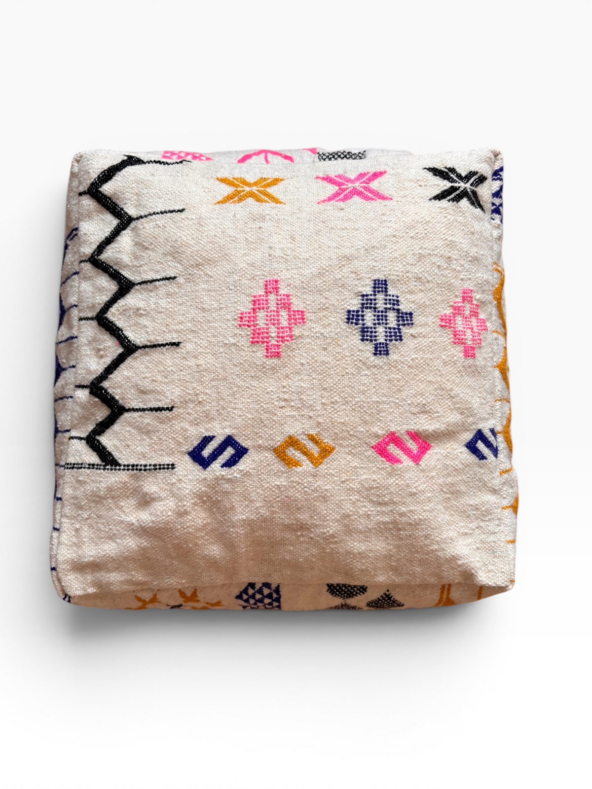 Das LEY! Bodenkissen – Colorful Line – Lavina ist ein schickes, farbenfrohes Bodenkissen aus Wolle mit geometrischen Stickereien.