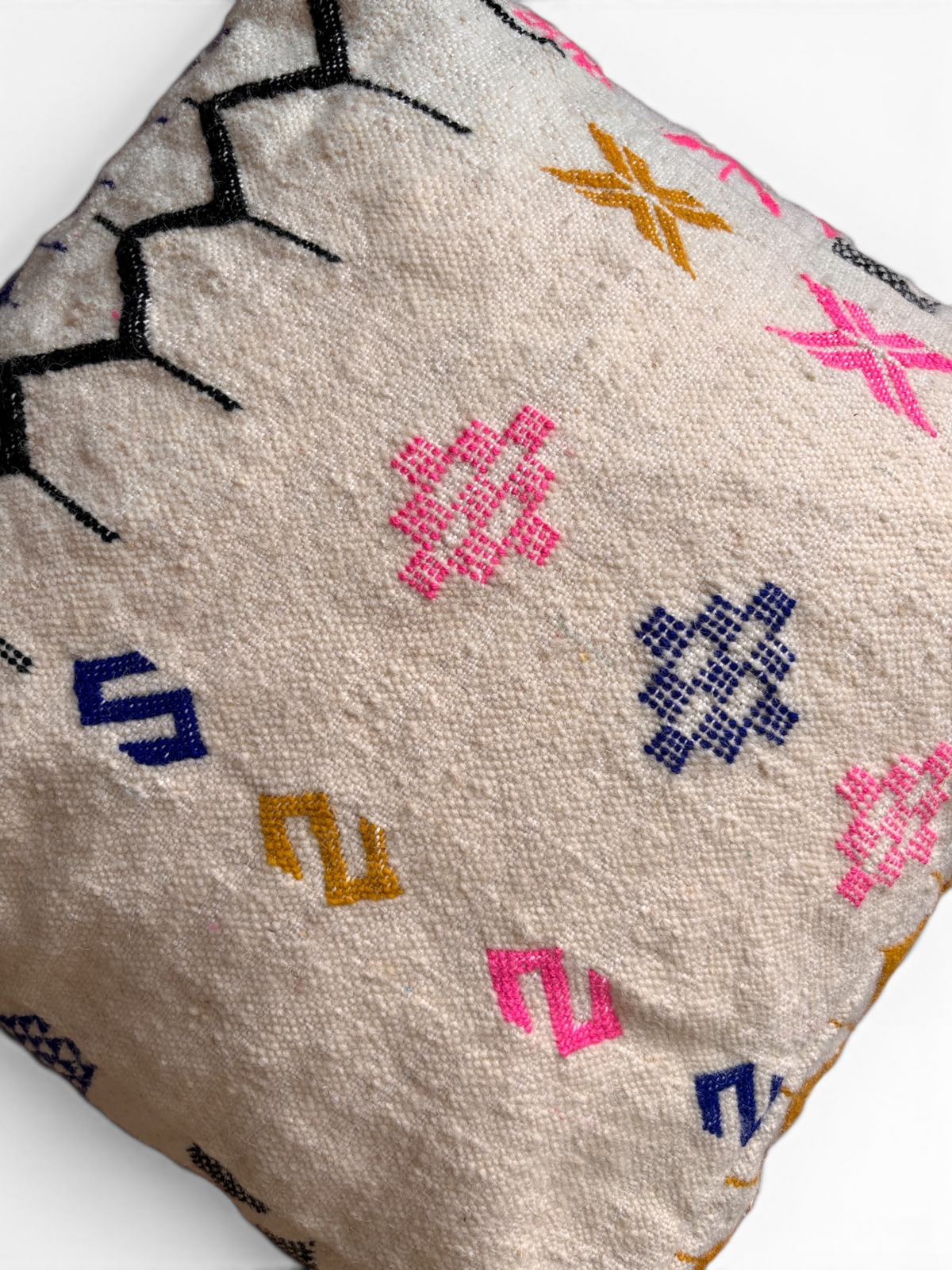 LEY! Bodenkissen – Colorful Line – Lavina: Beiges Kissen mit geometrischen Mustern in Rosa, Blau, Gelb und Schwarz.
