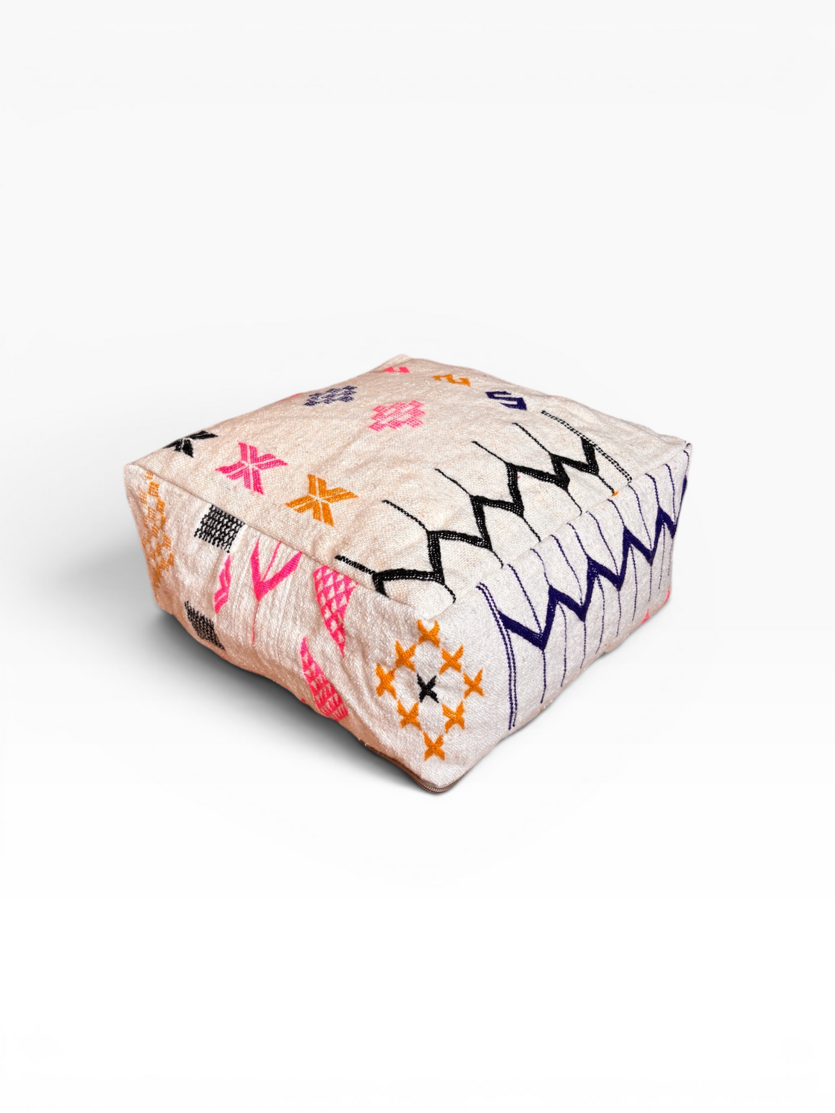 LEY! Bodenkissen – Colorful Line – Lavina: Beiges Sitzkissen mit farbenfroher geometrischer Stickerei, abgebildet auf weißem Hintergrund.