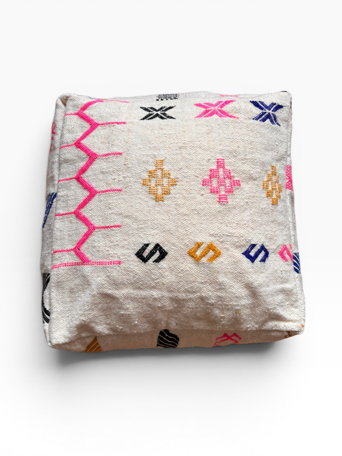 LEY! Bodenkissen – Colorful Line – Lilina: Beiges Boho-Bodenkissen mit bunten geometrischen Mustern auf weißem Hintergrund.