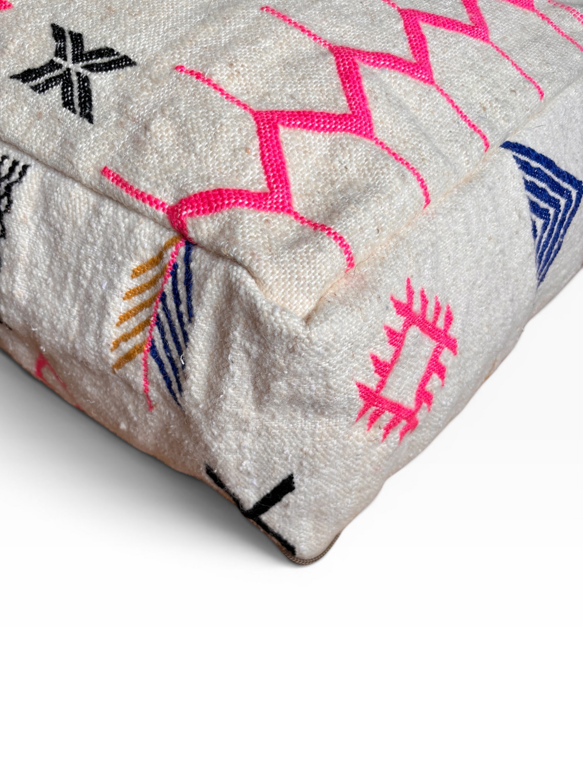 Das LEY! Bodenkissen – Colorful Line – Lilina: beige, aus Wolle, mit bunten geometrischen Stickereien auf weißem Grund.