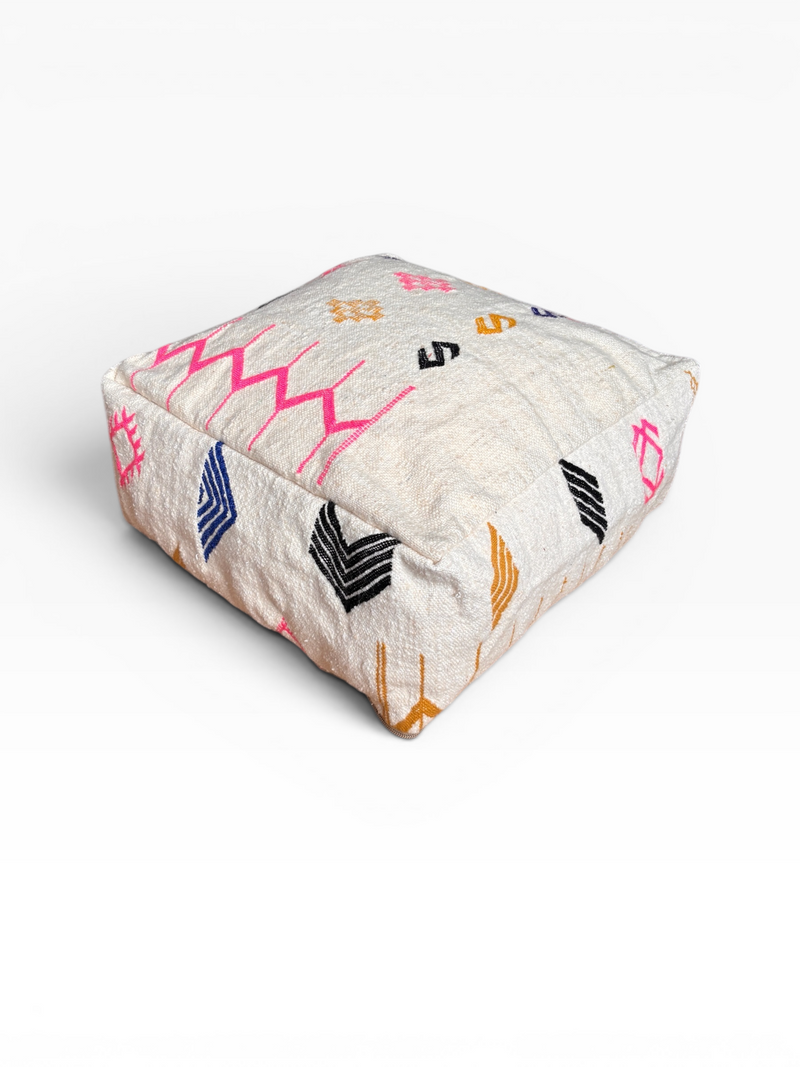 Bodenkissen – Colorful Line – Lilina von LEY!: Quadratisches Kissen mit geometrischen Mustern in Rosa, Blau, Schwarz und Gold.
