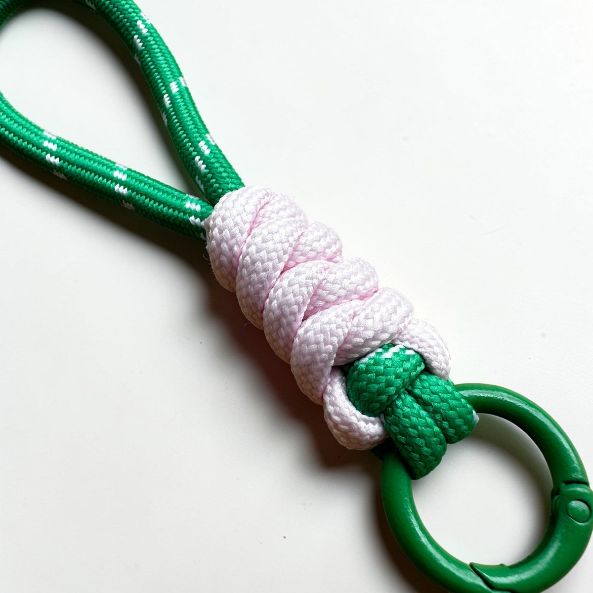 Schlüsselanhänger - grün - weiß - rosa