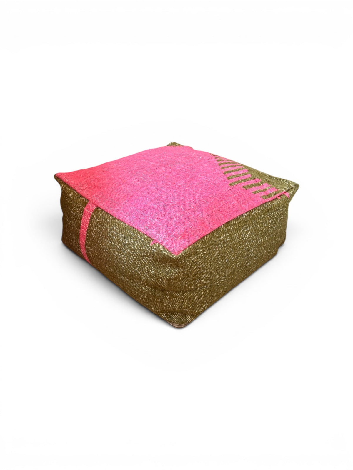 Bodenkissen – Colorful Line – Molina-Ottomane von LEY! mit olivgrünen Seiten, rosa Oberseite und geometrischen Mustern im Berber-Stil.