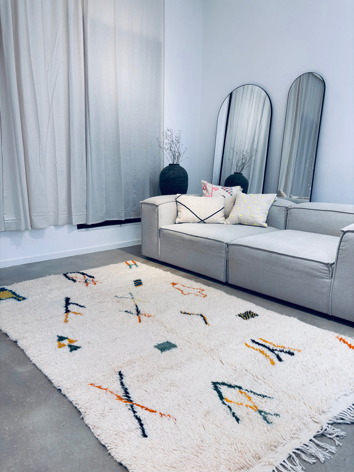 Minimalistischer Beni Ourain Teppich mit bunten Akzenten als stilvolle Ergänzung im Wohnraum