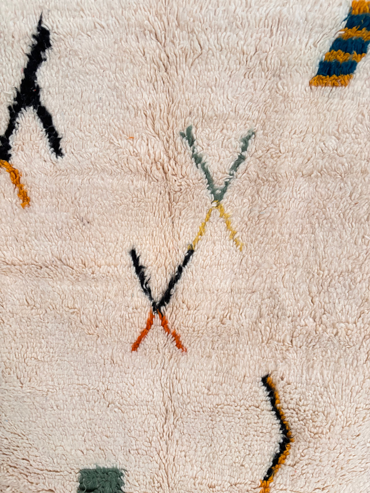 Hochwertige, handgeknüpfte Wollfasern mit sanftem, buntem Muster – traditionelles Berber-Design
