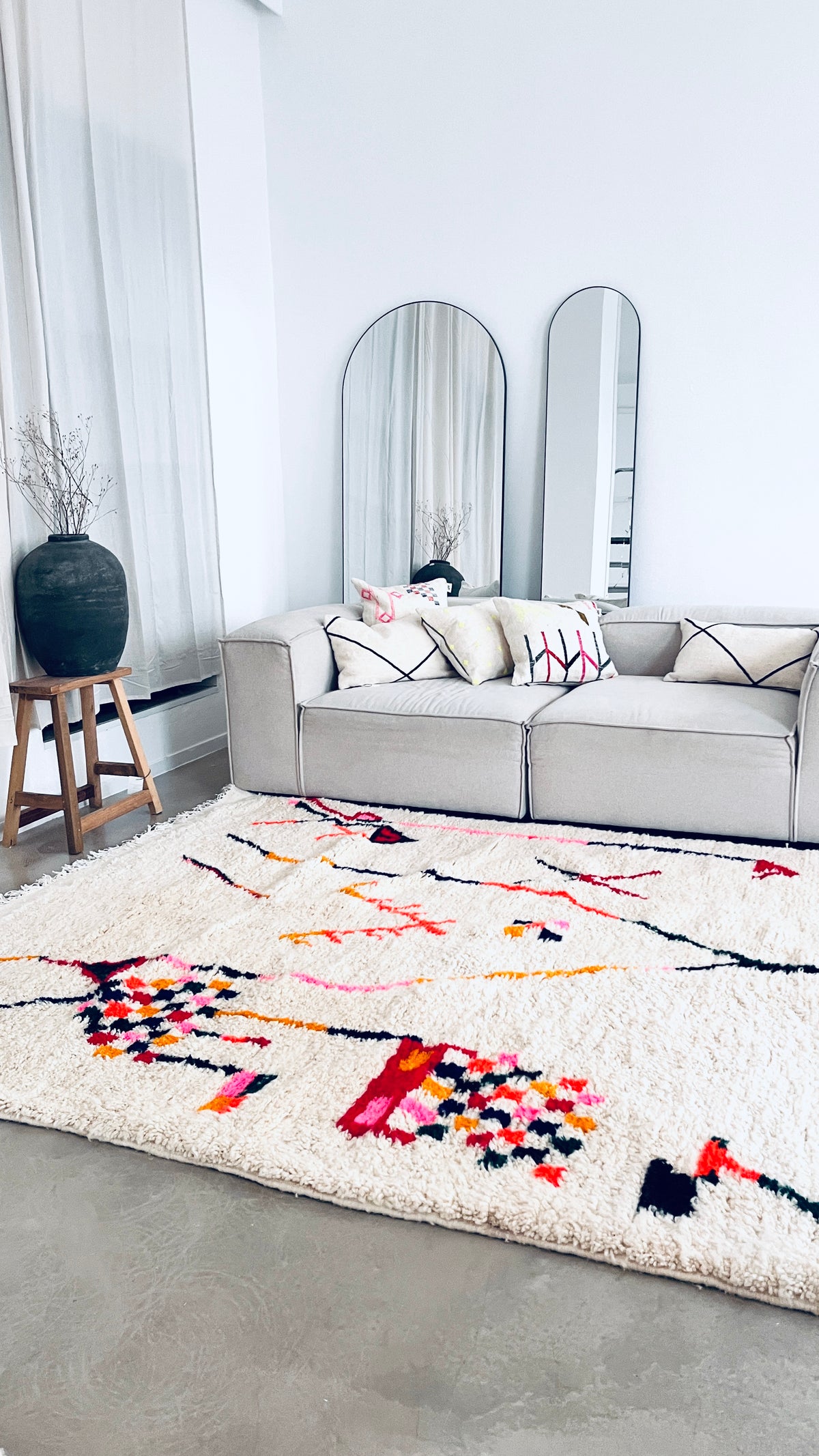 Moderner Wohnraum mit buntem Azilal-Berber-Teppich – traditionelles Design trifft modernes Interior