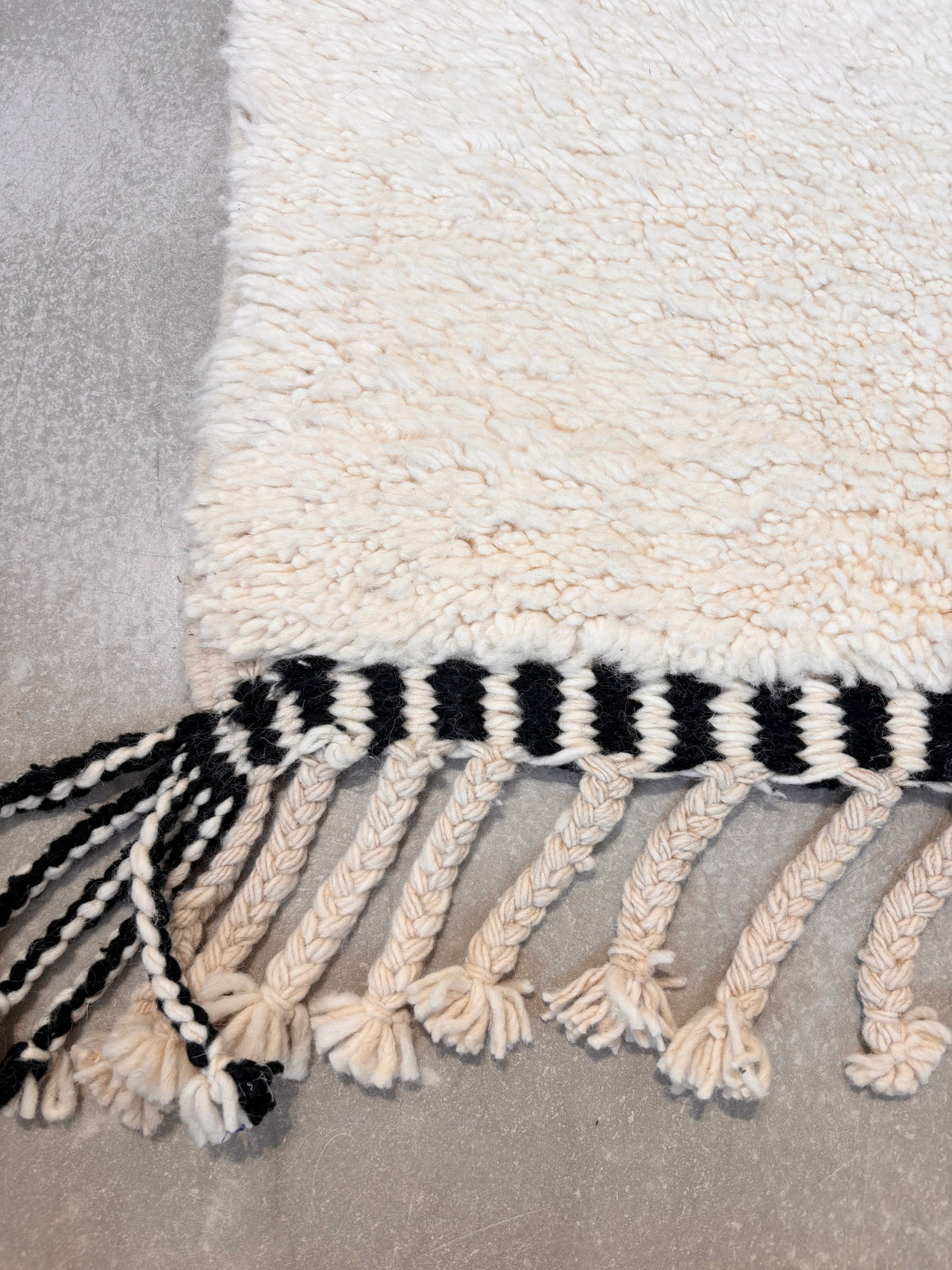 Weiche Wollfasern eines Beni Ourain Berber-Teppichs in Beige mit minimalistischer Textur