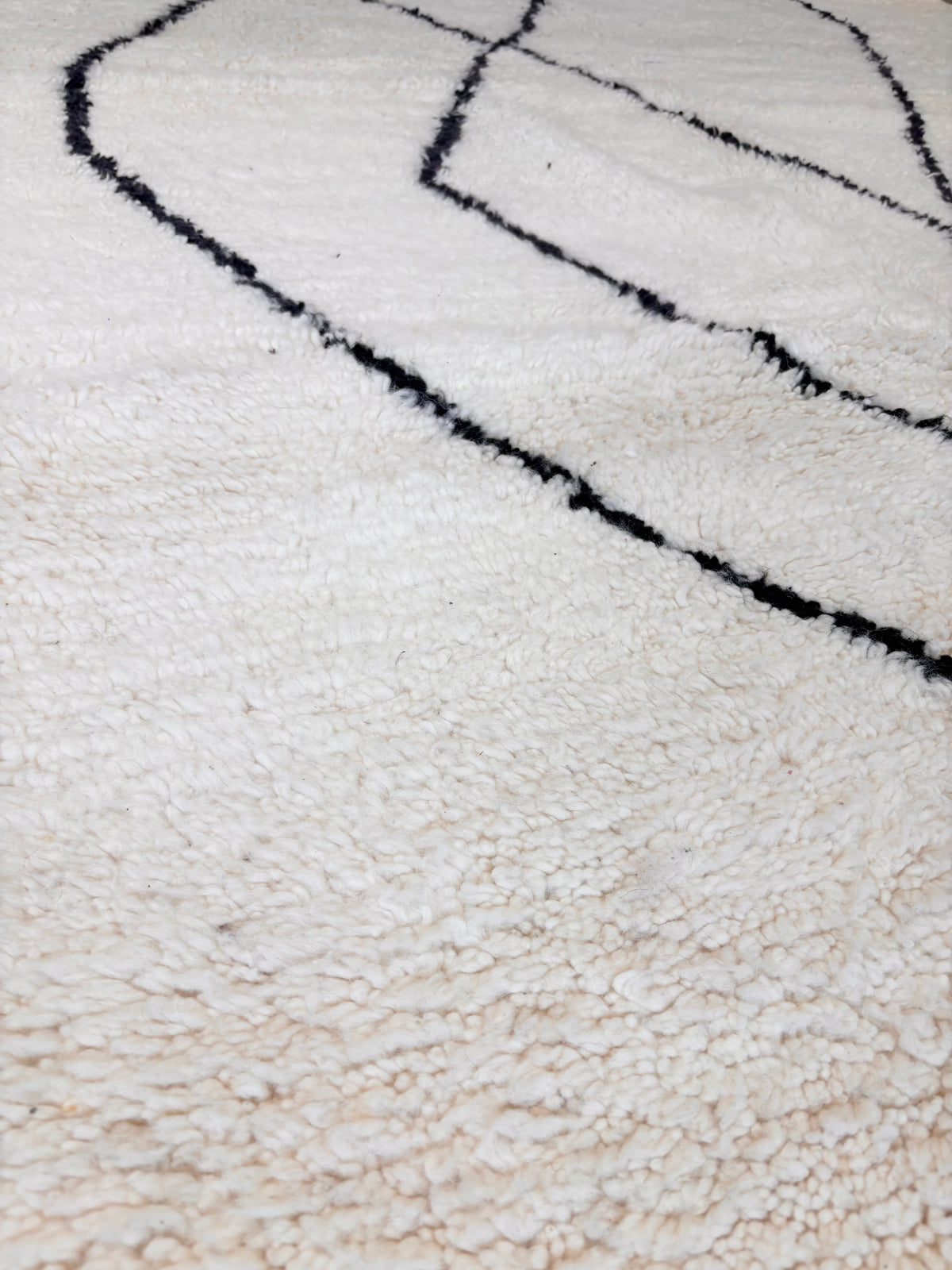 Weiche Wollfasern eines Beni Ourain Berber-Teppichs in Beige mit minimalistischer Textur