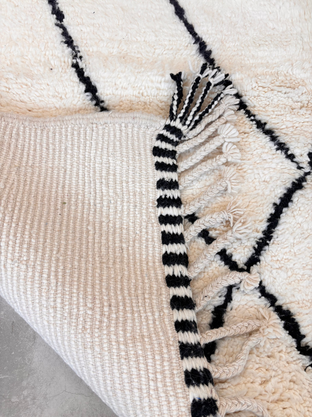 Nahaufnahme des schlichten Musters auf einem Beni Ourain Berber-Teppich in Beige