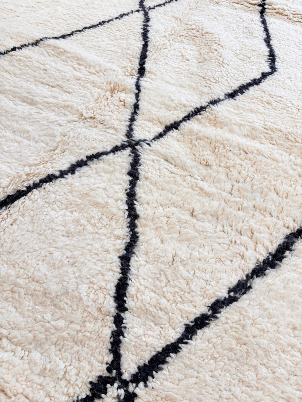 Nahaufnahme des schlichten Musters auf einem Beni Ourain Berber-Teppich in Beige
