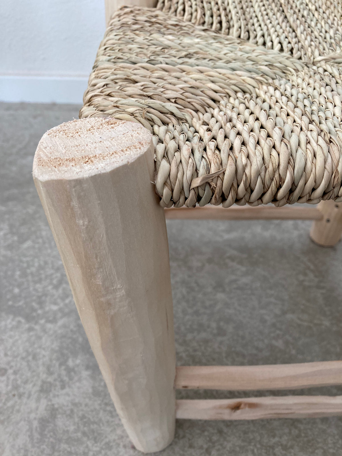 Hocker aus Holz und Rattan, hergestellt in Handarbeit in Marokko. 