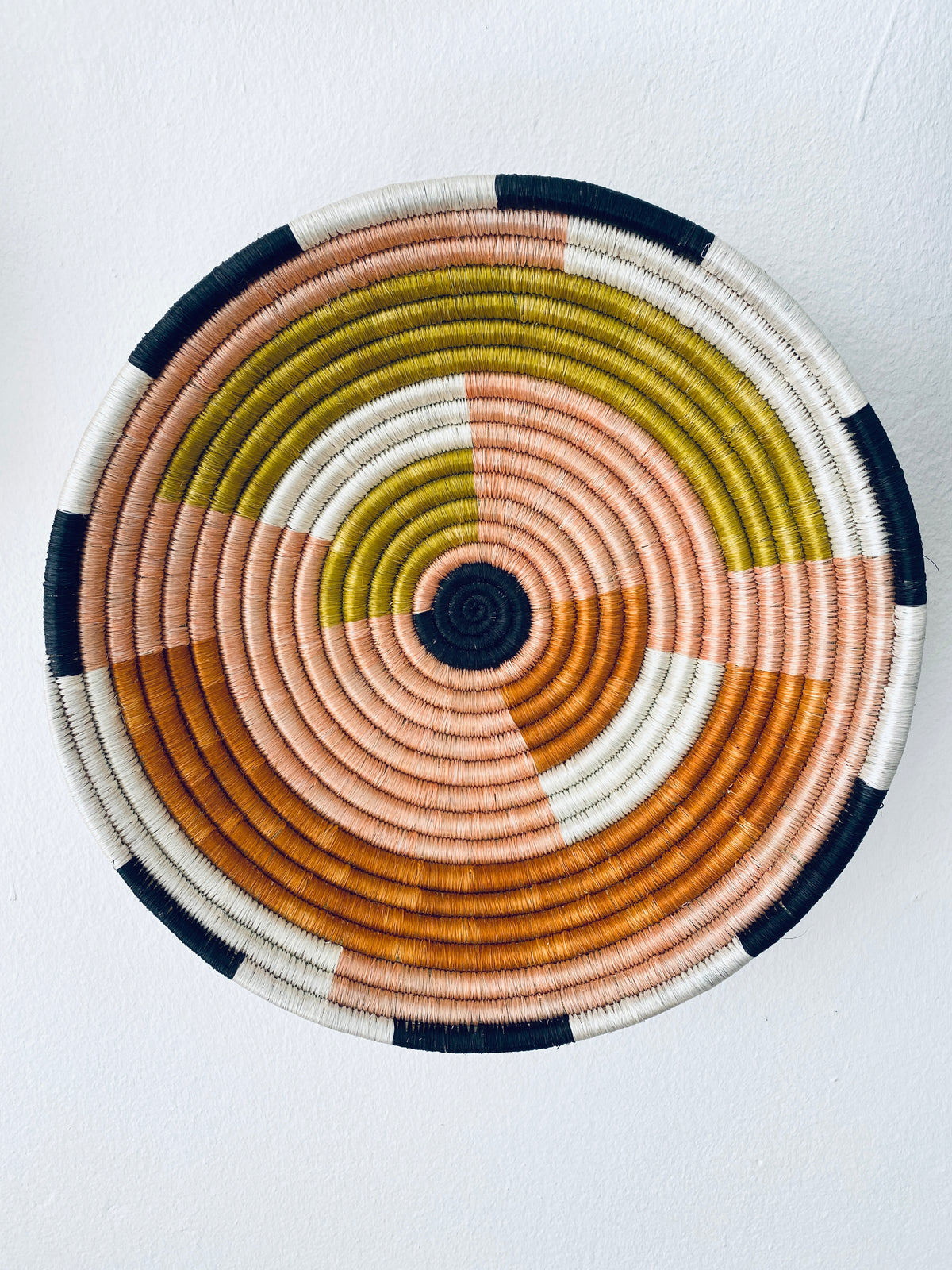 Bunte Sisalkorbschale aus Afrika. Für den Ethno / Bohostyle in deinem Flur oder Wohnzimmer. Als Deko an der Wand oder auf dem Küchentisch für Obst