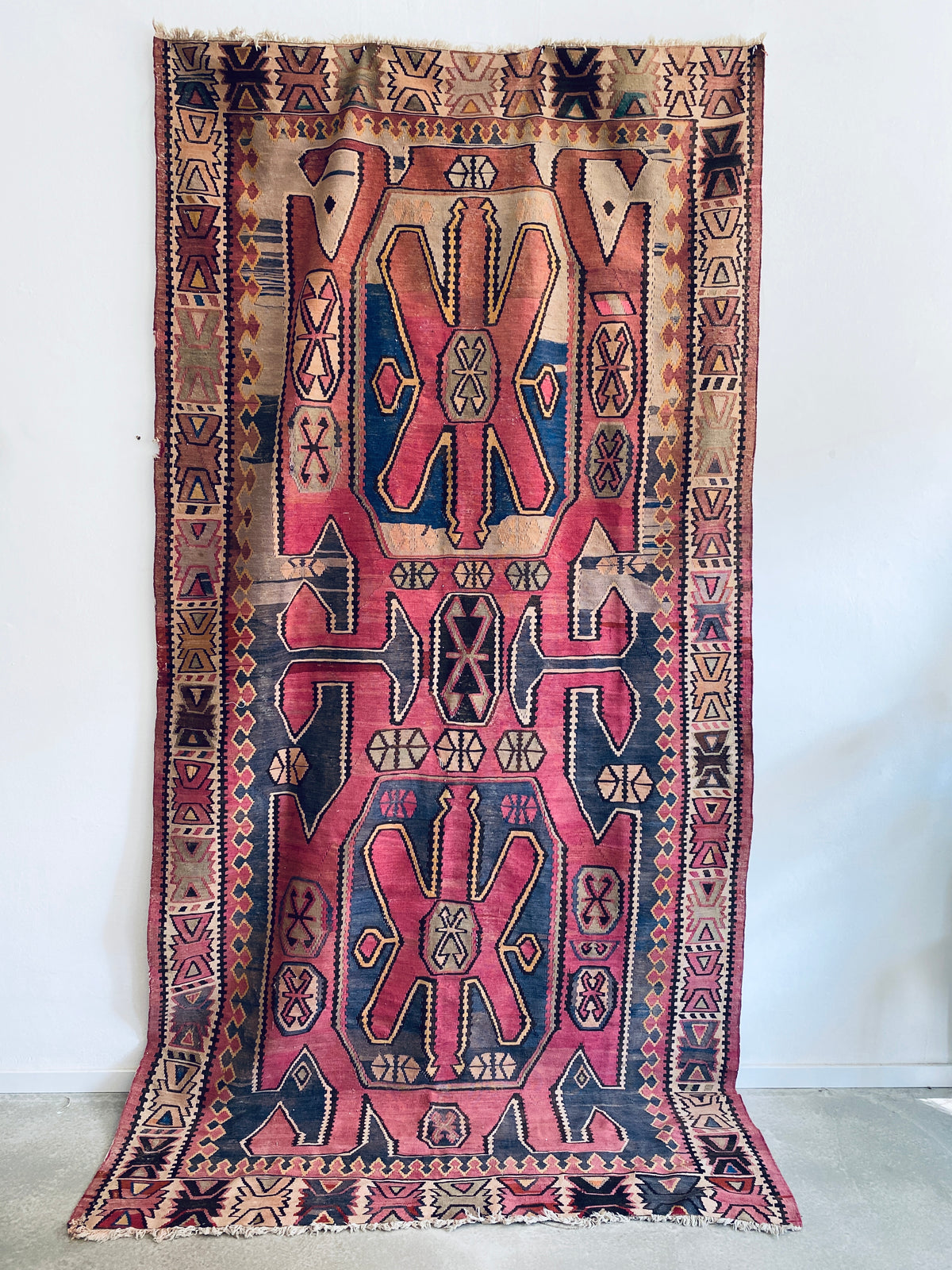 antiker vintage Kelim. Ein atemberaubend schöner Teppich aus der Türkei. Hergestellt vor ca. 150 Jahren, aus Schurwolle. 